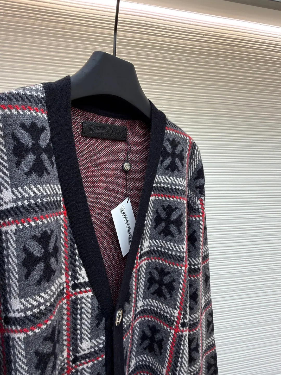 Chrome Hearts cross jacquard cashmere knitted cardigan ●Item number: 1681021-B25 ●Material: wool blended fabric ●Technology: knitted jacquard production ●Version: loose fit ●Weight: about 715 grams ●Size: S-M-L ●Description: The custom-made yarn is made of 55% wool + 30% cashmere + 15% nylon blended material. Customized leather collar label. Customized mold opening accessories and silver jewelry. (It takes an average of 220 minutes to weave ready-made clothes on imported looms. It is 4.5 times that of ordinary clothes). (emphasis added) ! ! ! Four pieces. Four patterns. Each side is different.) (Platform alignment) (Shoulder sleeve alignment) (Pocket alignment) with air cooler shaping + hand-sealed labels. Same style for men and women. The workmanship details are very good. Large quantities will be shipped out on the same day. The overall wiring is straight and delicate, the fabric is comfortable and soft, and the color is consistent without color difference. It can be matched with the same style to create a fashionable look and control various occasions. Customized accessories, complete with three standards, same style for men and women!